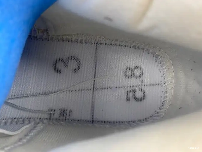 Reps TBK 4 x Air Jordan Levi's 'White' AO2571-100 0509